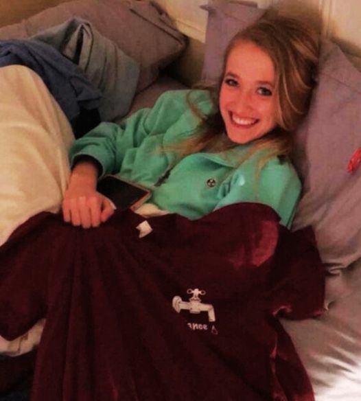 When a man sends an innocent photo of his girlfriend to his mother, he misses the ‘little’ detail on the bed that turns it into a major embarrassment