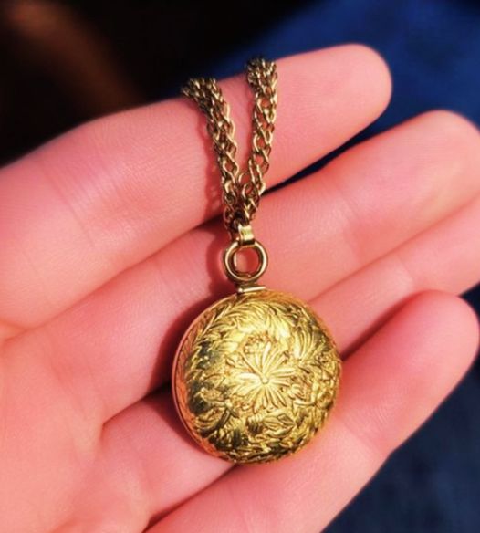 A Remarkable Discovery Came Across My Late Mother’s Pendant at a Flea Market, and Someone Remarked, ‘I’ll Pay Double