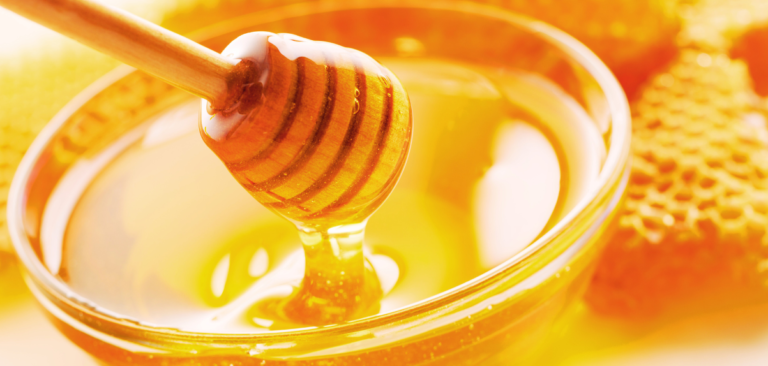 “Discover the benefits of eating a spoonful of raw honey before bedtime!