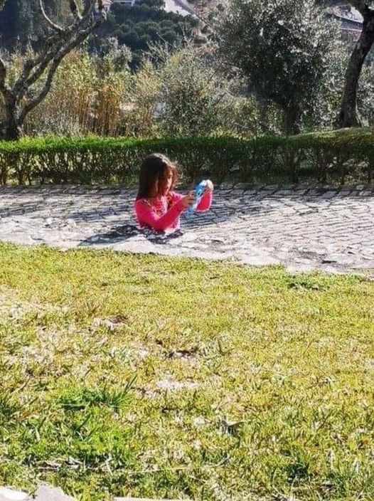 Picture of little girl ‘sinking into the ground’ is leaving people baffled