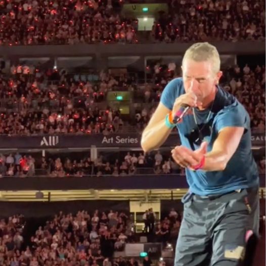 Chris Martin Spots A Child In Trouble And Stops His Concert To Help