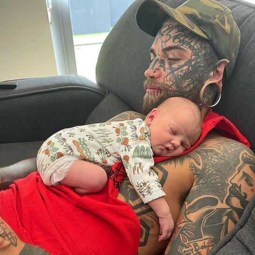 Tattooed dad undergoes a dramatic transformation for his young daughter